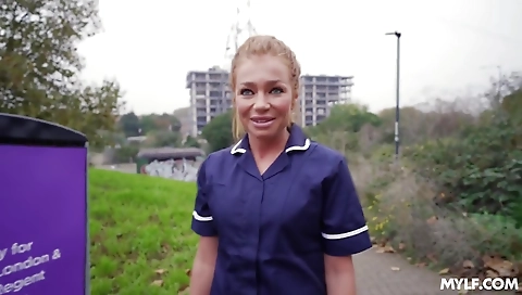 Mature woman fucking her pussy