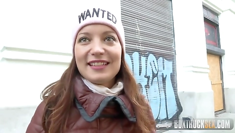 Sexy girlfriend loves her pussy eaten