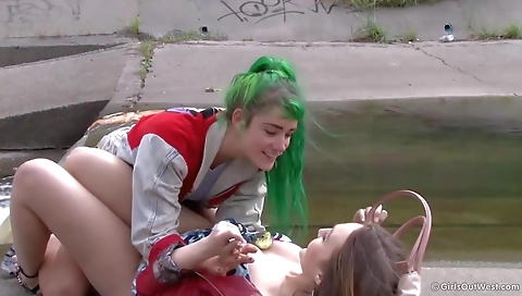 Mature woman shows off her sexy feet