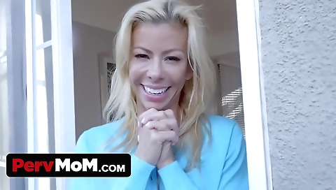 Shotimanna and krissy in hot tub