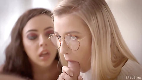 Sexy young cornering with a sexy body gaber pools